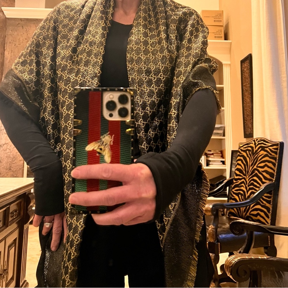 Brand new, authentic New Gucci Silk shawl/scarf - Picture 9 of 11